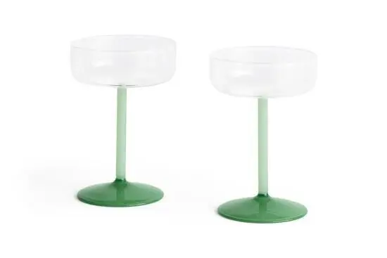To glas med klar skål; venstre glas har mørkegrøn stilk, højre glas har lysegrøn stilk.