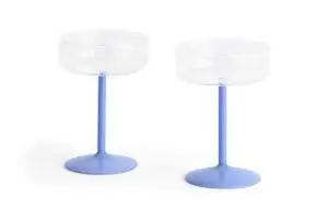 To coupeglas med klare skåle og jade lys blå stængler og baser.