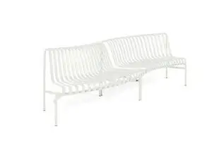 To cremehvide bænke med slatted design og ryglæn, slanke ben.