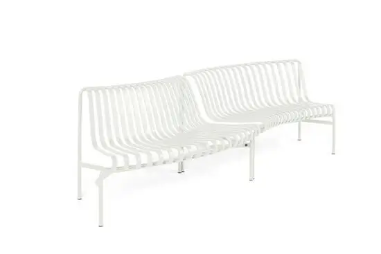 To cremehvide bænke med slatted design og ryglæn, slanke ben.