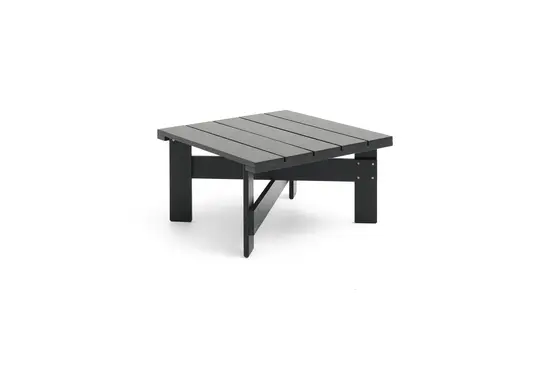 Firkantet lavt bord i sort med lameltop og solide ben, moderne design.