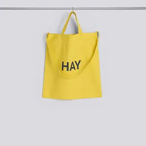 Gul tote bag med teksten "HAY" på forsiden og to korte håndtag.