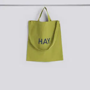 Matcha grøn tote bag med teksten "HAY", to håndtag: et kort og et langt.