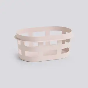 Lille, lyserød, oval kurv med gitter-lignende, åbent design lavet af genbrugsmateriale.