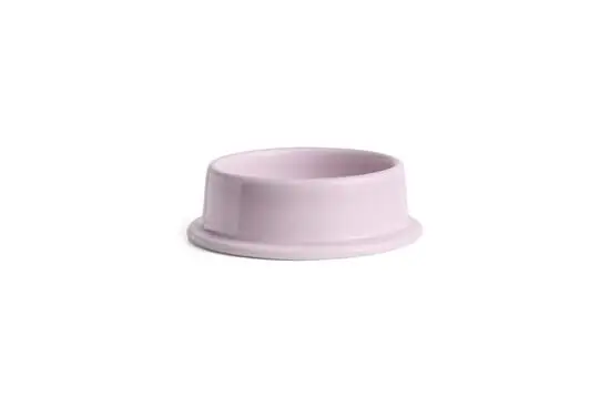 Lys rosa, rund lysestage med forhøjet kant og minimalistisk design.