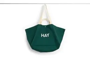 Stor, mørkegrøn weekendtaske med hvide stropper og "HAY" skrevet i hvid på forsiden.