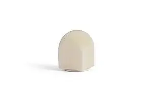 En bærbar lampe i skalmalet hvid, buet top og flad base, 16 cm høj. Minimalistisk design.
