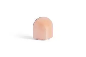 En kompakt, kuppelformet lampe i blush pink med en glat overflade. Minimalistisk og moderne design.