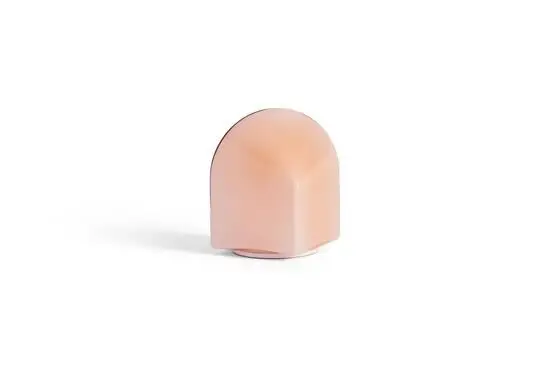 En kompakt, kuppelformet lampe i blush pink med en glat overflade. Minimalistisk og moderne design.