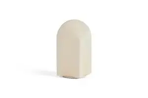 En hvid, kuppelformet bærbar lampe med en glat, minimalistisk overflade og en kompakt base.