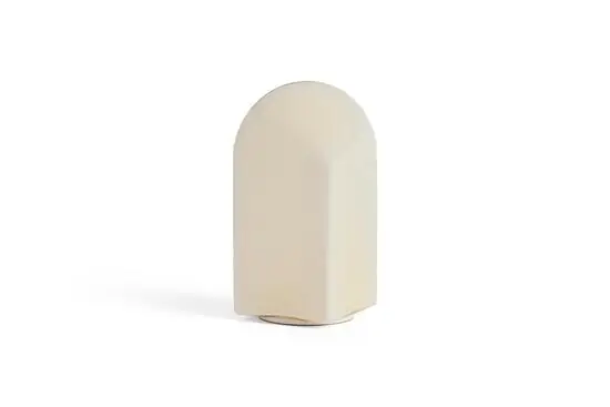 En hvid, kuppelformet bærbar lampe med en glat, minimalistisk overflade og en kompakt base.