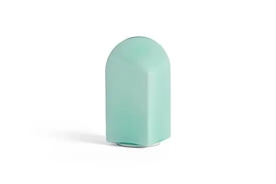 Lampen er cylinderformet med en blød kuppel og i en beroligende søgrøn farve.