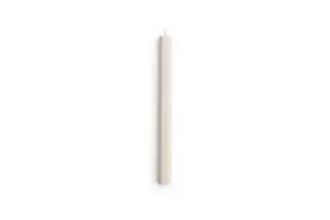 Slankt, højt stearinlys i æggeskalsfarve med synlig væge på toppen, minimalistisk design.