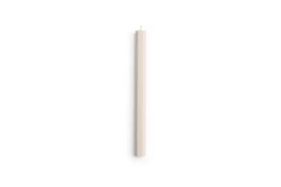 Slankt, højt stearinlys i æggeskalsfarve med synlig væge på toppen, minimalistisk design.