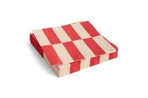 Stak af kvadratiske servietter med brede, skiftevis off-white og røde striber.