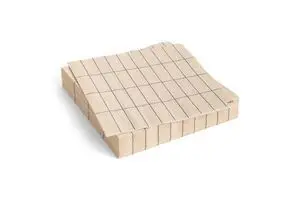 En stak off-white servietter med blåt gittermønster, pænt stablet.