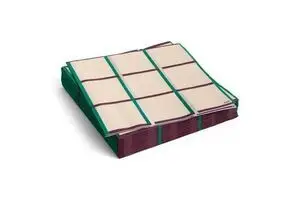 Stak af kvadratiske servietter med ternet mønster i off-white, grøn og sølv.