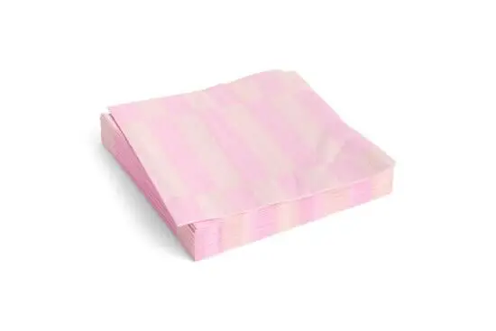 Stak af kvadratiske servietter i lyserød med rosa striber, mønster af striber i forskellige nuancer.
