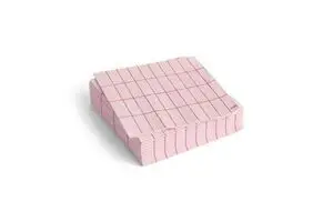 Stak af rektangulære servietter med rødt gittermønster på lyserød baggrund.