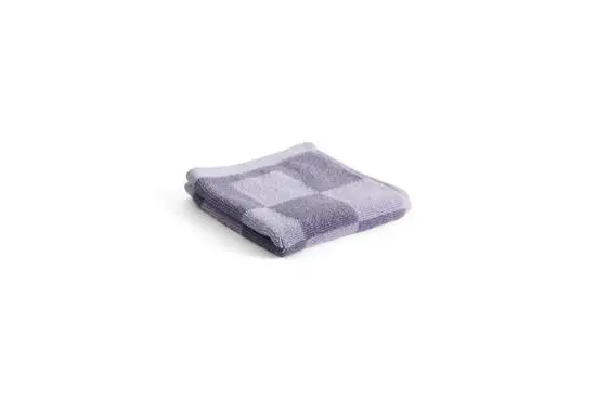 Blød vaskeklud i lavendel med ternet mønster, 30x30 cm, lavet af økologisk materiale.