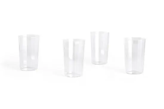 Fire klare glas med enkel, moderne form. De er placeret med lidt mellemrum på en lys baggrund.