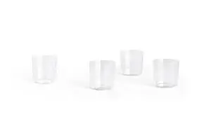 Fire klare glas med en enkel, cylindrisk form står spredt på en lys overflade.