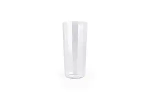 Højt, klart glas med facetteret design, slank og elegant form.