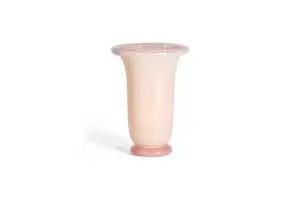 Elegant vase i lys pink med bred åbning og rund base. Enkel og stilfuld design.