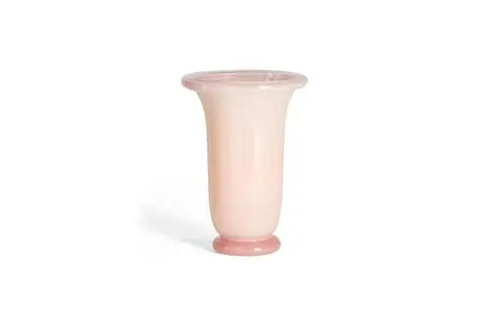 Elegant vase i lys pink med bred åbning og rund base. Enkel og stilfuld design.