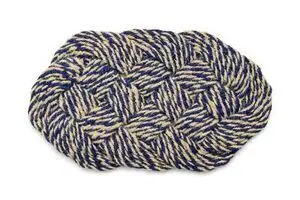 Oval dørmåtte med swirl-mønster i blå og off-white.