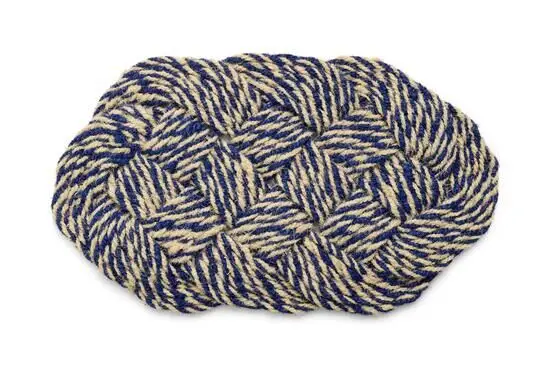 Oval dørmåtte med swirl-mønster i blå og off-white.