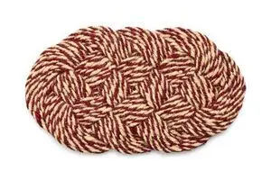 Oval dørmåtte med fletmønster i bordeaux og off-white. Swirl-design, vævet tekstur.