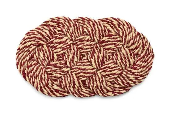 Oval dørmåtte med fletmønster i bordeaux og off-white. Swirl-design, vævet tekstur.