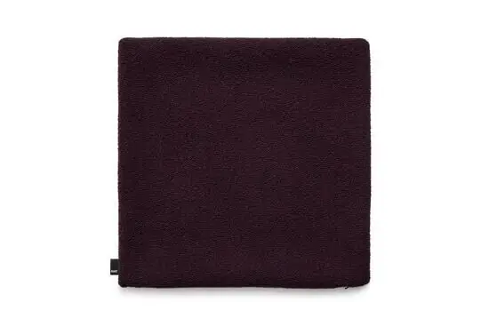 Burgundy pudevårdsbetræk med tekstureret overflade, 50 x 50 cm, med lille mærkat på siden.