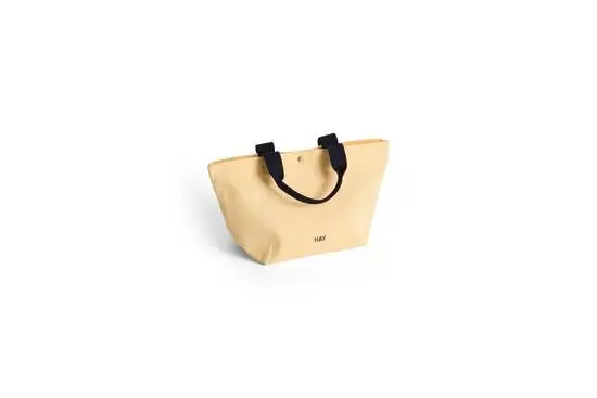 Mini tote bag i blød gul med struktur og "HAY" trykt på fronten.