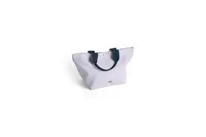 Mini tote bag fra Hay i lavendel med sort håndtag og logo på forsiden.
