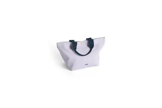 Mini tote bag fra Hay i lavendel med sort håndtag og logo på forsiden.