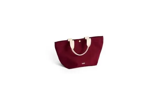 Mini burgunderfarvet tote bag med afrundet form og teksten "HAY" foran. Enkel og funktionel.