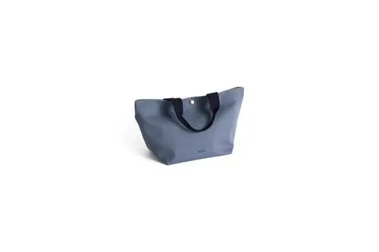 Stålblå mini tote bag med cirkulær detalje og "HAY" mærkenavn på forsiden.