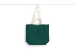 Mørkegrøn tote bag med cremefarvede stropper. Enkel og stilren med et lille "HAY" logo foran.