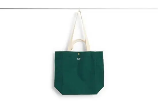 Mørkegrøn tote bag med cremefarvede stropper. Enkel og stilren med et lille "HAY" logo foran.