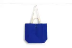 Elektrisk blå tote bag med beige stropper og "HAY" logo, rummelig og stilfuld design.