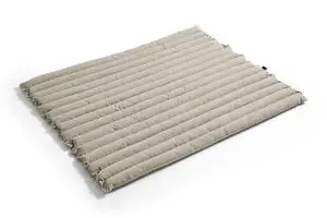 Beige, quiltet loungepude med vandrette syninger. Blød og enkel design, perfekt til afslapning.