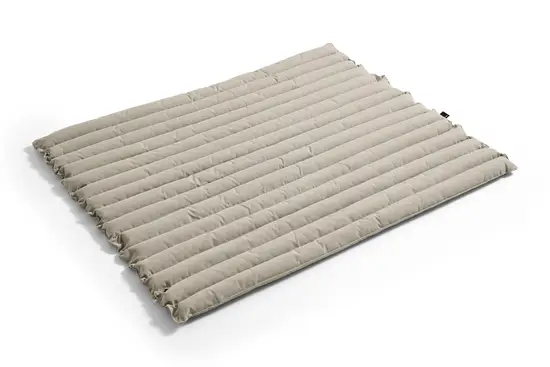 Beige, quiltet loungepude med vandrette syninger. Blød og enkel design, perfekt til afslapning.