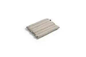 Beige, quiltet sædehynde med vandrette syninger. Rektangulær form, blød og komfortabel.