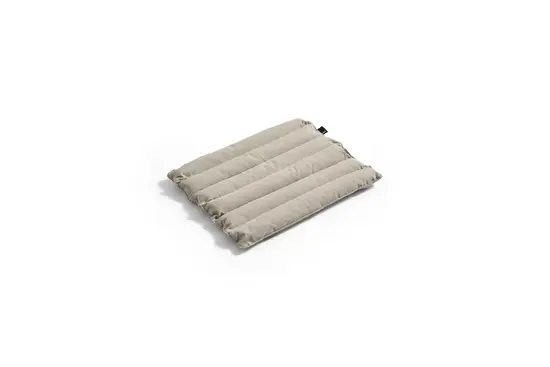 Beige, quiltet sædehynde med vandrette syninger. Rektangulær form, blød og komfortabel.