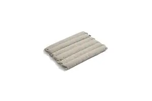 Beige, quiltet sædepude med vandrette syninger. Blød og rektangulær, giver komfort til enhver stol.