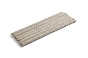Beige, rektangulær, quiltet sædepude med vandrette syninger.