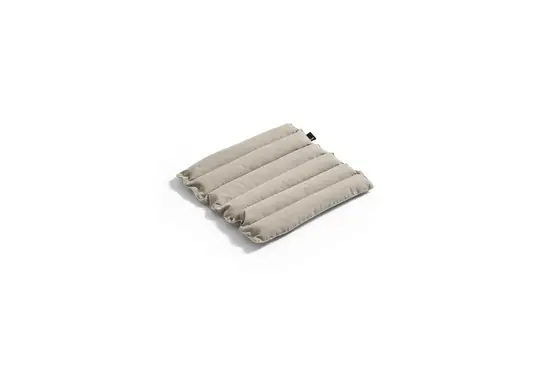 Beige, quiltet sædepude med rillede, polstrede sektioner. Blød og komfortabel til brug på stole.