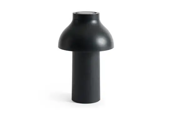 Hay - PC Portable Lamp No 2 i blød sort med rund top og cylindrisk base, unik silhuet.